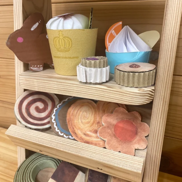 【木育ワークショップ・小さなマルシェ】
　今年度4回目の木育ワークショップは、おままごとがもっと楽しくなるような「小さなおままごとマルシェ」を作りました。
　マルシェができたら、おままごと用のお菓子を、段ボールや折紙を使って工夫しながら作ります。
　おままごと用のおもちゃは、おうちにあるもので工作して作ると楽しいですよ!
　お寿司の広告紙でお寿司を作ったら、お寿司屋さん!
　ピザの広告紙でピザを作ったら、ピザ屋さん!!
　ひとつのマルシェで、たくさんのお店屋さんが楽しめます♪
　工夫して遊んでみてくださいね! (担当:佐藤千＆山﨑)

#秋田市
#秋田市子ども広場
#木育ワークショップ