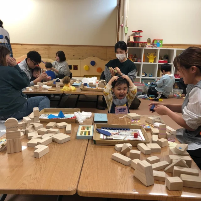 【木育ワークショップ・桐の積み木でお城を作ろう】
　今年度5回目の木育ワークショップは、桐でお城の積み木を作りました。
　マステで窓を作ったり、クレヨンで色を付けたり、色画用紙で旗やお花のアーチなど、思い思いにデザインしながら作ります。
　桐はとても軽くて柔らか、表面がすべすべで上品な感じ♪
　防湿効果（調湿効果）、虫が嫌うタンニンを多く含むことによる防虫効果があるそうで、美しさだけでなく、この性質を利用して優れた桐箪笥が作られたんですね!
　完成した積み木を見て「我が家に積み木が来た!」「星のお城が出来たね!!」など素敵な会話にほっこりします。
　ご参加いただきありがとうございました!
 おうちでたくさん遊んでくださいね! (担当:菅＆磯崎＆山﨑)

#秋田市
#秋田市子ども広場
#木育ワークショップ